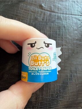 ZURU Mini Brands Kawaii Lil Butt Butt’s Toilet Paper Moving Ultra Rare Miniature